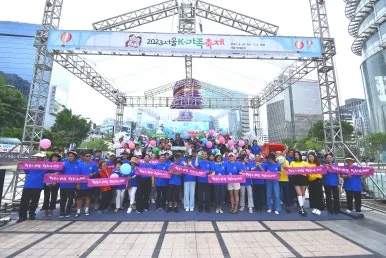 2023 서울 K-가족축제 야외무대에 오른 참가자들과 무대 아래 시민들