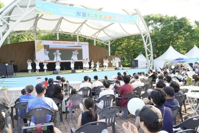 서울 K-가족축제 야외무대의 합창 공연과 이를 지켜보는 관객들