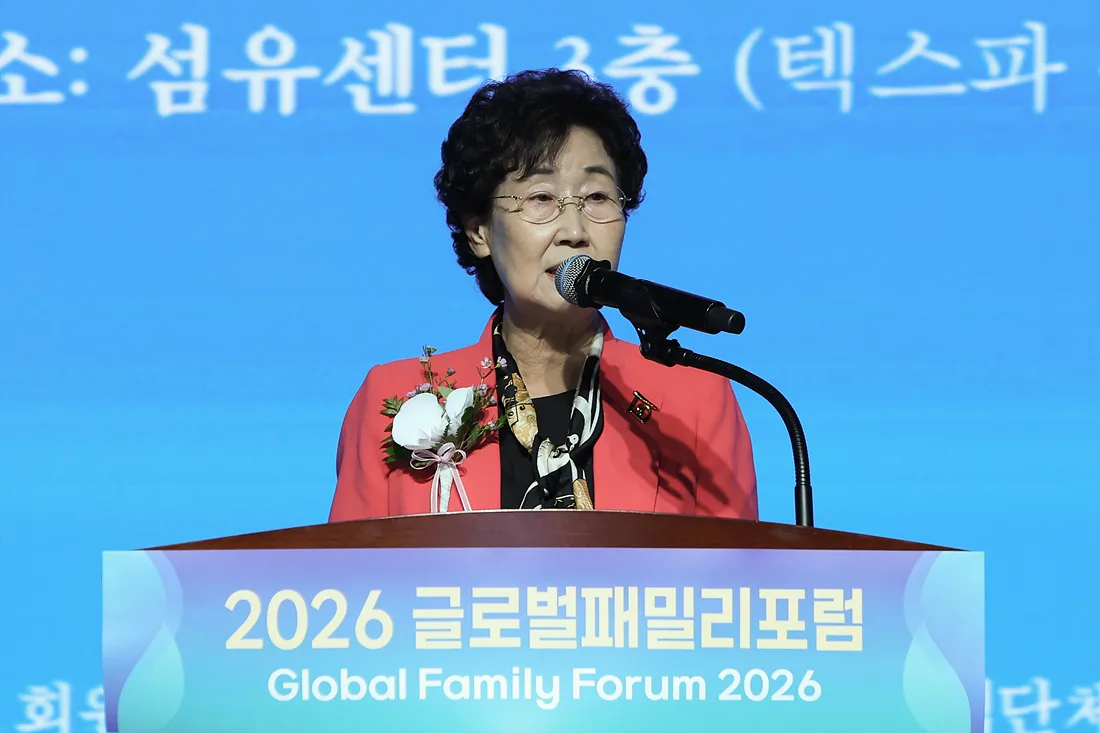 황인자 상임대표가 2026 글로벌패밀리포럼 연단에서 개회사를 하는 모습