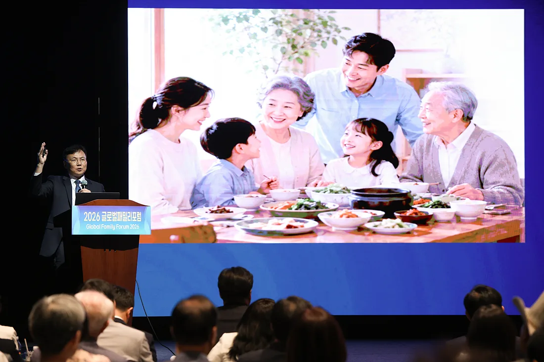 3대 가족이 함께 식사하는 장면을 화면에 띄우고 연사가 발표하는 모습