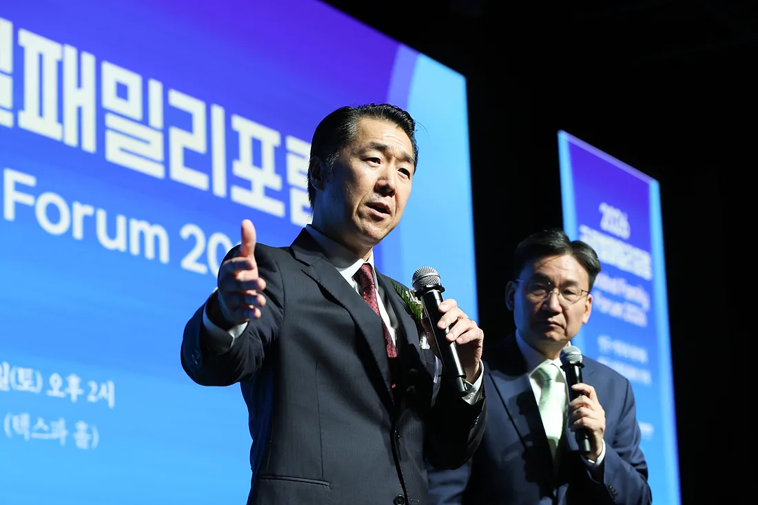 문현진 글로벌피스재단 세계의장이 무대에서 마이크를 들고 특별강연을 하는 모습