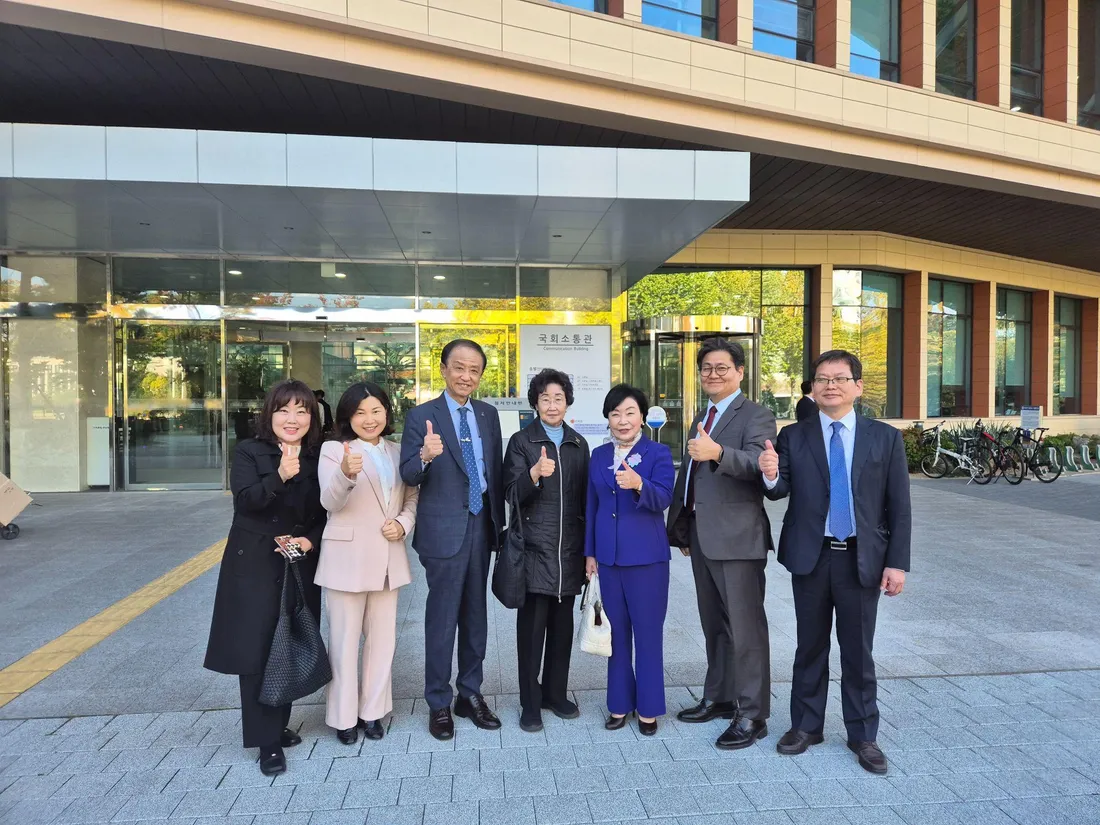 국회소통관 건물 입구 앞에서 기자회견에 참여한 한가협 중앙임원단과 충남지역본부 공동대표 일곱 명이 엄지를 들어 보이며 함께 선 모습
